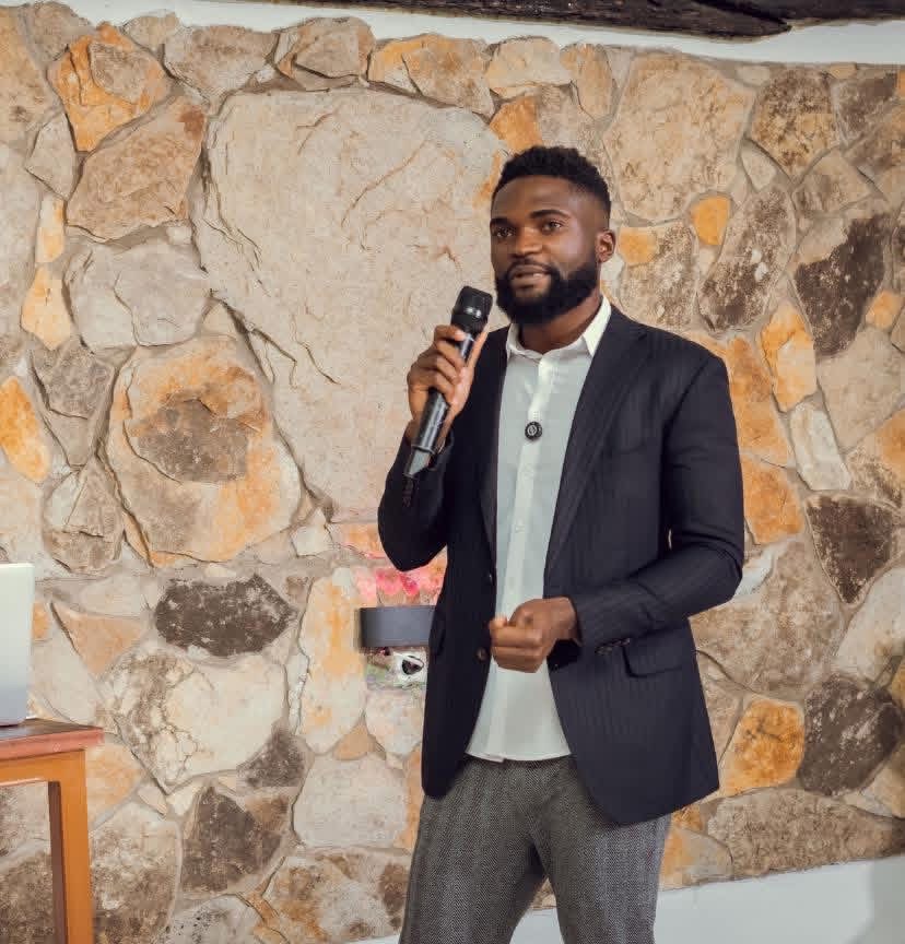 Godinho em palestra — Huambo